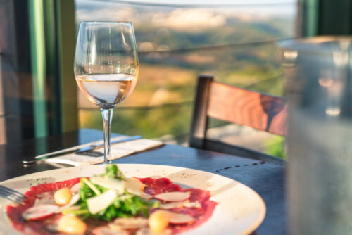 יין ומנה במסעדת לינק קסטל